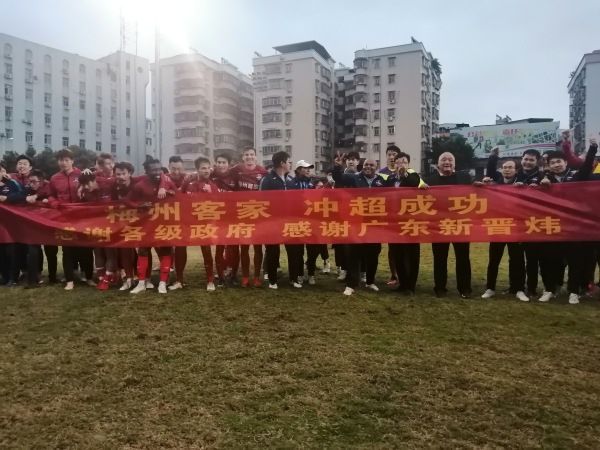 杨家三哥，三嫂，你们在屋里不？屋里立刻传来了孙氏有些激动的声音，随即便迎了出来，看清来人，孙氏眼睛都亮了，一把就搀扶住刘秀云：哎呀，秀云妹子，你咋有空来了呢？前几日回了趟娘家，这两日才家来，才听说三哥的事儿，就赶过来瞧瞧，也没啥好东西，这五十个大钱三嫂你收着，回头给三哥买几斤肉补补身子。
